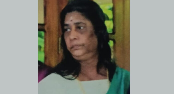 വീട്ടുമുറ്റത്ത് വെള്ളംകയറി , ഒടുവിൽ വീട്ടമ്മയ്ക്ക് ചിതയൊരുക്കിയത് മുറ്റത്തെ വെള്ളം വറ്റിച്ച്! വീട്ടുമുറ്റത്ത് വെള്ളംകയറി , ഒടുവിൽ വീട്ടമ്മയ്ക്ക് ചിതയൊരുക്കിയത് മുറ്റത്തെ വെള്ളം വറ്റിച്ച്!