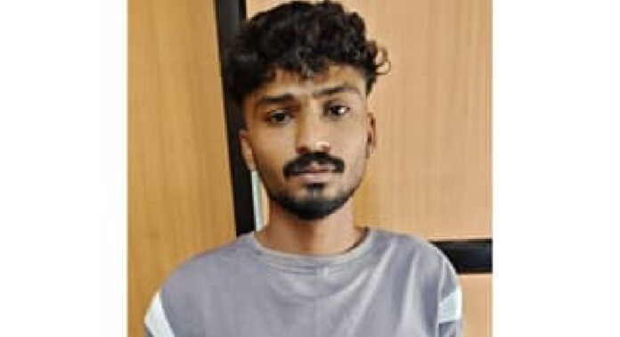 കർണാടകയിൽ നിന്ന് കേരളത്തിലേക്ക് ബസിൽ കടത്താൻ ശ്രമിച്ച 5.785 കിലോഗ്രാം കഞ്ചാവുമായി 23കാരൻ പിടിയിൽ കർണാടകയിൽ നിന്ന് കേരളത്തിലേക്ക് ബസിൽ കടത്താൻ ശ്രമിച്ച 5.785 കിലോഗ്രാം കഞ്ചാവുമായി 23കാരൻ പിടിയിൽ