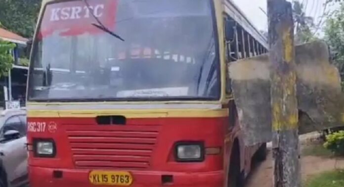 ഓട്ടത്തിനിടെ കെ.എസ്.ആർ.ടി.സി. ഡ്രൈവറുടെ മുഖത്തടിച്ച് യാത്രക്കാരൻ ഓട്ടത്തിനിടെ കെ.എസ്.ആർ.ടി.സി. ഡ്രൈവറുടെ മുഖത്തടിച്ച് യാത്രക്കാരൻ