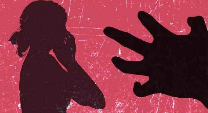 13 വയസുകാരിയെ അഞ്ച് ദിവസത്തിനിടെ മുപ്പതിലധികം പേർ ചേർന്ന് പീഡിപ്പിച്ചതായി പരാതി 13 വയസുകാരിയെ അഞ്ച് ദിവസത്തിനിടെ മുപ്പതിലധികം പേർ ചേർന്ന് പീഡിപ്പിച്ചതായി പരാതി
