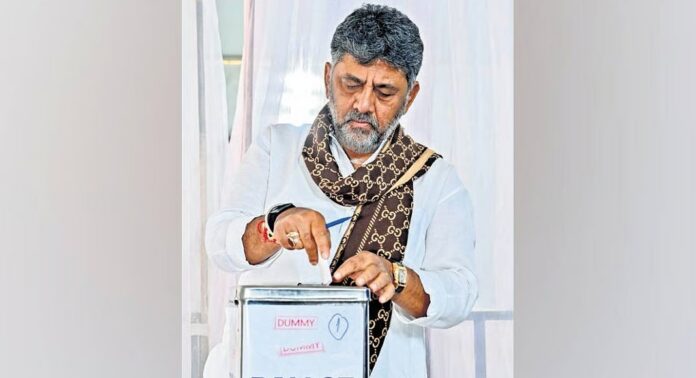 കർണ്ണാടകയിൽ വീണ്ടും ട്വിസ്റ്റ് , പുറത്താക്കിയ ബിജെപി എംഎൽഎമാരുടെ പിന്തുണ കോൺഗ്രസിന് കർണ്ണാടകയിൽ വീണ്ടും ട്വിസ്റ്റ് , പുറത്താക്കിയ ബിജെപി എംഎൽഎമാരുടെ പിന്തുണ കോൺഗ്രസിന്
