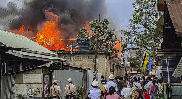 മണിപ്പൂരിൽ വീണ്ടും സംഘർഷം ; കുക്കി-സോ ഗ്രാമത്തിലുണ്ടായ ആക്രമണത്തിൽ രണ്ട് പേർ കൊല്ലപ്പെട്ടു മണിപ്പൂരിൽ വീണ്ടും സംഘർഷം ; കുക്കി-സോ ഗ്രാമത്തിലുണ്ടായ ആക്രമണത്തിൽ രണ്ട് പേർ കൊല്ലപ്പെട്ടു