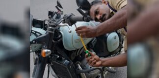 ബൈക്കിന്റെ സ്വിച്ച് കവറിനുള്ളിൽ പാമ്പ് ; സുരക്ഷിതമായി പുറത്തെടുത്ത് അഗ്നിരക്ഷാ സേന