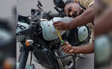ബൈക്കിന്റെ സ്വിച്ച് കവറിനുള്ളിൽ പാമ്പ് ; സുരക്ഷിതമായി പുറത്തെടുത്ത് അഗ്നിരക്ഷാ സേന