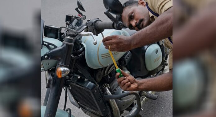 ബൈക്കിന്റെ സ്വിച്ച് കവറിനുള്ളിൽ പാമ്പ് ; സുരക്ഷിതമായി പുറത്തെടുത്ത് അഗ്നിരക്ഷാ സേന ബൈക്കിന്റെ സ്വിച്ച് കവറിനുള്ളിൽ പാമ്പ് ; സുരക്ഷിതമായി പുറത്തെടുത്ത് അഗ്നിരക്ഷാ സേന