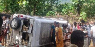 കൊട്ടിയൂരിൽ തീർത്ഥാടകർ സഞ്ചരിച്ച ട്രാവലർ മറിഞ്ഞ് അപകടം; 11 പേർക്ക് പരിക്ക്
