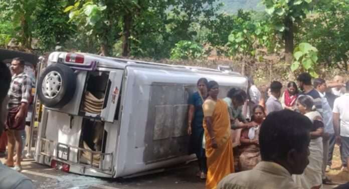 കൊട്ടിയൂരിൽ തീർത്ഥാടകർ സഞ്ചരിച്ച ട്രാവലർ മറിഞ്ഞ് അപകടം; 11 പേർക്ക് പരിക്ക് കൊട്ടിയൂരിൽ തീർത്ഥാടകർ സഞ്ചരിച്ച ട്രാവലർ മറിഞ്ഞ് അപകടം; 11 പേർക്ക് പരിക്ക്