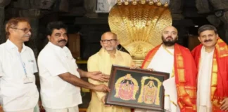 വഴിപാടായി തലമുണ്ഡനം ചെയ്തു; തിരുപ്പതി ക്ഷേത്രത്തിലേക്ക് 27.5 കോടിയുടെ ഇലക്ട്രിക് ബസുകൾ വാഗ്ദാനം ചെയ്ത് അനന്ത് അംബാനി