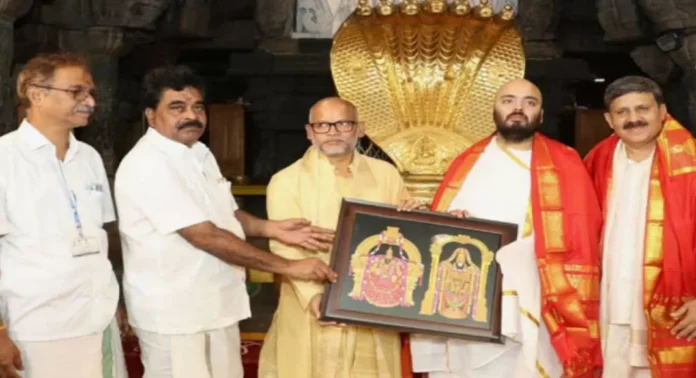 വഴിപാടായി തലമുണ്ഡനം ചെയ്തു; തിരുപ്പതി ക്ഷേത്രത്തിലേക്ക് 27.5 കോടിയുടെ ഇലക്ട്രിക് ബസുകൾ വാഗ്ദാനം ചെയ്ത് അനന്ത് അംബാനി വഴിപാടായി തലമുണ്ഡനം ചെയ്തു; തിരുപ്പതി ക്ഷേത്രത്തിലേക്ക് 27.5 കോടിയുടെ ഇലക്ട്രിക് ബസുകൾ വാഗ്ദാനം ചെയ്ത് അനന്ത് അംബാനി