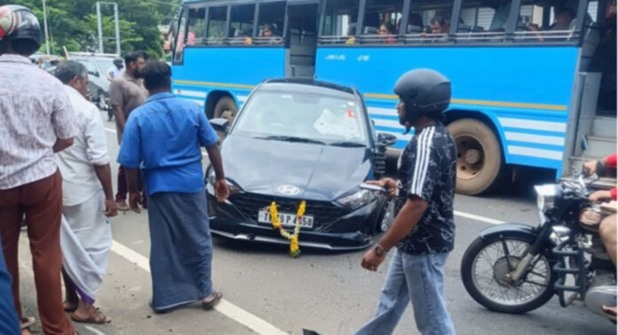 കോന്നിയില് ശബരിമല തീര്ഥാടകര് സഞ്ചരിച്ച വാഹനം അപകടത്തില്പ്പെട്ടു കോന്നിയില് ശബരിമല തീര്ഥാടകര് സഞ്ചരിച്ച വാഹനം അപകടത്തില്പ്പെട്ടു