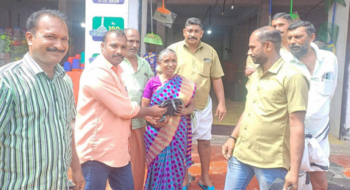 നഷ്ടപ്പെട്ട സ്വര്ണ്ണവും പണവും തിരികെ നല്കി കോന്നിയിലെ ഓട്ടോ ഡ്രൈവര്മാര് മാതൃകയായി നഷ്ടപ്പെട്ട സ്വര്ണ്ണവും പണവും തിരികെ നല്കി കോന്നിയിലെ ഓട്ടോ ഡ്രൈവര്മാര് മാതൃകയായി