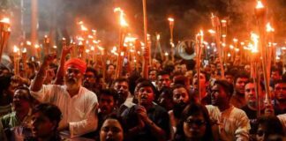 ജയ് ശ്രീറാം വിളിയുമായി ബംഗ്ലാദേശ് തലസ്ഥാനത്ത് ആയിരക്കണക്കിന് ഹിന്ദുക്കൾ ; വൻ പ്രതിഷേധം