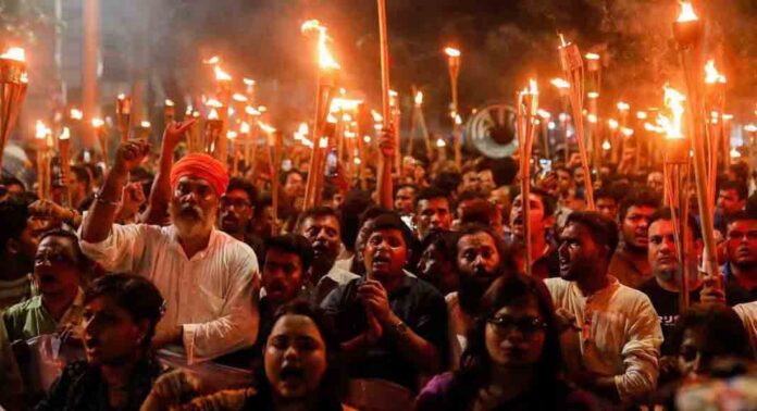 ജയ് ശ്രീറാം വിളിയുമായി ബംഗ്ലാദേശ് തലസ്ഥാനത്ത് ആയിരക്കണക്കിന് ഹിന്ദുക്കൾ ; വൻ പ്രതിഷേധം ജയ് ശ്രീറാം വിളിയുമായി ബംഗ്ലാദേശ് തലസ്ഥാനത്ത് ആയിരക്കണക്കിന് ഹിന്ദുക്കൾ ; വൻ പ്രതിഷേധം