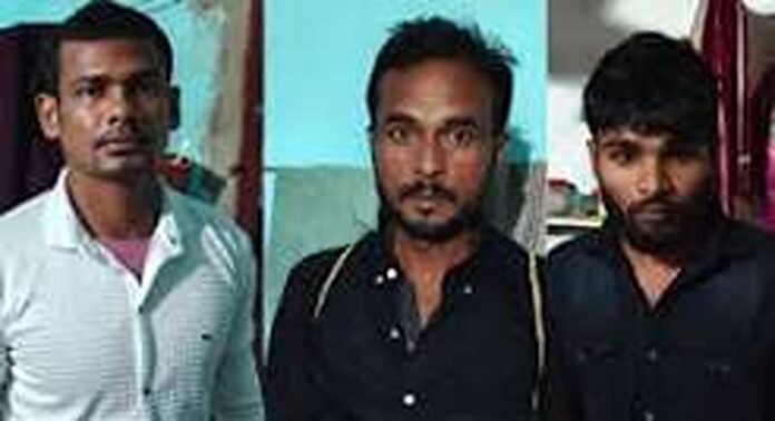 കോഴിക്കോട് അനധികൃതമായി താമസിച്ച ബംഗ്ലാദേശി പൗരന്മാരെ ഇന്റലിജൻസ് ബ്യൂറോ ഉദ്യോഗസ്ഥര് ചോദ്യം ചെയ്തു കോഴിക്കോട് അനധികൃതമായി താമസിച്ച ബംഗ്ലാദേശി പൗരന്മാരെ ഇന്റലിജൻസ് ബ്യൂറോ ഉദ്യോഗസ്ഥര് ചോദ്യം ചെയ്തു