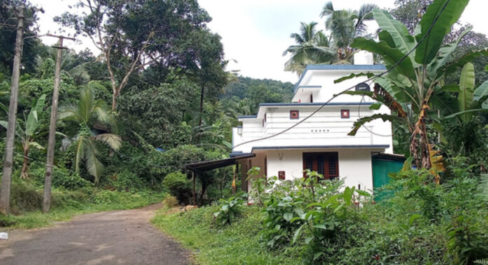 തണ്ണിത്തോട് ബസ് സ്റ്റാന്റ് – മീന്മൂട്ടിപ്പടി റോഡില് യാത്രക്കാര്ക്ക് ഭീഷണിയായി കേബിള് വയറുകള് തണ്ണിത്തോട് ബസ് സ്റ്റാന്റ് – മീന്മൂട്ടിപ്പടി റോഡില് യാത്രക്കാര്ക്ക് ഭീഷണിയായി കേബിള് വയറുകള്