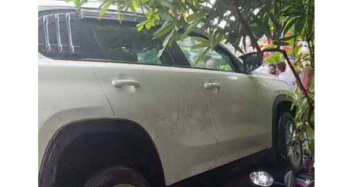 പത്തനംതിട്ടയില് കാര് ബൈക്കുകള്ക്ക് ഇടയിലേക്ക് ഇടിച്ച് കയറി പത്തനംതിട്ടയില് കാര് ബൈക്കുകള്ക്ക് ഇടയിലേക്ക് ഇടിച്ച് കയറി