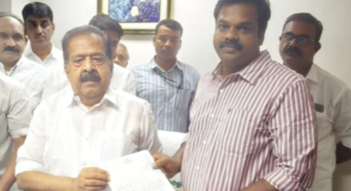 ഗവിയില് യുവതി കൊലചെയ്യപ്പെട്ട സംഭവത്തില് അന്വേഷണം കാര്യക്ഷമമാക്കണം ; മന്ത്രിമാര്ക്ക് നിവേദനം നല്കി അഡ്വ.കെ.യു ജനീഷ് കുമാര് എം.എല്.എ ഗവിയില് യുവതി കൊലചെയ്യപ്പെട്ട സംഭവത്തില് അന്വേഷണം കാര്യക്ഷമമാക്കണം ; മന്ത്രിമാര്ക്ക് നിവേദനം നല്കി അഡ്വ.കെ.യു ജനീഷ് കുമാര് എം.എല്.എ
