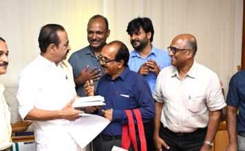 വാര്ദ്ധക്യത്തിന് അന്തസ്സും സാമൂഹ്യപ്രവർത്തനത്തിന് പ്രൊഫഷണൽ അംഗീകാരവും ഉറപ്പാക്കണം : ക്യാപ്സ് ഭാരവാഹികൾ മുഖ്യമന്ത്രിക്ക് നിവേദനങ്ങൾ സമർപ്പിച്ചു