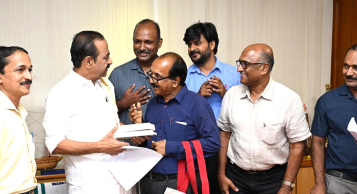 വാര്ദ്ധക്യത്തിന് അന്തസ്സും സാമൂഹ്യപ്രവർത്തനത്തിന് പ്രൊഫഷണൽ അംഗീകാരവും ഉറപ്പാക്കണം : ക്യാപ്സ് ഭാരവാഹികൾ മുഖ്യമന്ത്രിക്ക് നിവേദനങ്ങൾ സമർപ്പിച്ചു വാര്ദ്ധക്യത്തിന് അന്തസ്സും സാമൂഹ്യപ്രവർത്തനത്തിന് പ്രൊഫഷണൽ അംഗീകാരവും ഉറപ്പാക്കണം : ക്യാപ്സ് ഭാരവാഹികൾ മുഖ്യമന്ത്രിക്ക് നിവേദനങ്ങൾ സമർപ്പിച്ചു