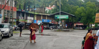 ചുങ്കപ്പാറ ബസ് സ്റ്റാൻഡിൽ പ്രവേശ കവാടത്തിന് സമീപം വെള്ളക്കെട്ട്