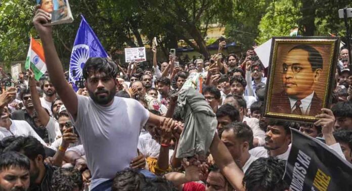 ധർമേന്ദ്ര പ്രധാന്റെ രാജി ; കോക്രോച് ജനതാ പാർട്ടി പ്രഖ്യാപിച്ച അന്ത്യശാസനത്തിന് ഇനി അഞ്ചുനാൾ മാത്രം ബാക്കി ധർമേന്ദ്ര പ്രധാന്റെ രാജി ; കോക്രോച് ജനതാ പാർട്ടി പ്രഖ്യാപിച്ച അന്ത്യശാസനത്തിന് ഇനി അഞ്ചുനാൾ മാത്രം ബാക്കി