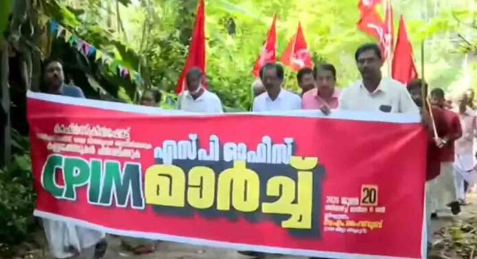 കാഫിർ സ്ക്രീൻഷോട്ട് കേസ് ; ഡിവൈഎഫ്ഐ നേതാവിന്റെ അറസ്റ്റിൽ പ്രതിഷേധവുമായി സിപിഎം കാഫിർ സ്ക്രീൻഷോട്ട് കേസ് ; ഡിവൈഎഫ്ഐ നേതാവിന്റെ അറസ്റ്റിൽ പ്രതിഷേധവുമായി സിപിഎം
