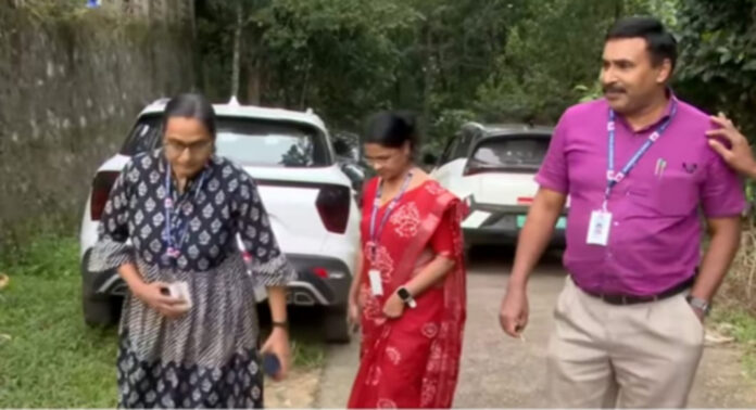 വിദ്യാര്ഥികളെ കെട്ടിയിട്ട് മര്ദ്ദിച്ച ഓമല്ലൂരിലെ “സ്നേഹത്തണല്” വൃദ്ധസദനത്തില് അമ്മയെയും കുഞ്ഞിനേയും കണ്ടെത്താന് സി.ഡബ്ല്യു.സി പരിശോധന നടത്തി വിദ്യാര്ഥികളെ കെട്ടിയിട്ട് മര്ദ്ദിച്ച ഓമല്ലൂരിലെ “സ്നേഹത്തണല്” വൃദ്ധസദനത്തില് അമ്മയെയും കുഞ്ഞിനേയും കണ്ടെത്താന് സി.ഡബ്ല്യു.സി പരിശോധന നടത്തി