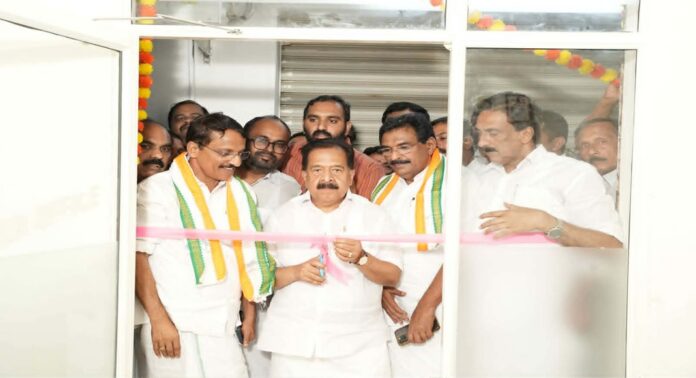 റാന്നി എം.എൽ.എ പഴകുളം മധുവിന്റെ ഓഫീസ് ആഭ്യന്തര വകുപ്പ് മന്ത്രി രമേശ് ചെന്നിത്തല ഉദ്ഘാടനം ചെയ്തു റാന്നി എം.എൽ.എ പഴകുളം മധുവിന്റെ ഓഫീസ് ആഭ്യന്തര വകുപ്പ് മന്ത്രി രമേശ് ചെന്നിത്തല ഉദ്ഘാടനം ചെയ്തു