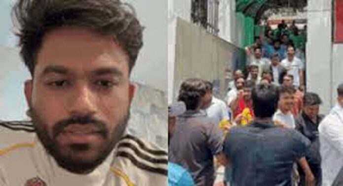 അഭിജിത്ത് ദീപ്കെയെ കൈയേറ്റം ചെയ്ത കേസിൽ ജാമ്യം ലഭിച്ച പ്രതികൾക്ക് പോലീസ് സ്റ്റേഷന് പുറത്ത് വൻ സ്വീകരണം അഭിജിത്ത് ദീപ്കെയെ കൈയേറ്റം ചെയ്ത കേസിൽ ജാമ്യം ലഭിച്ച പ്രതികൾക്ക് പോലീസ് സ്റ്റേഷന് പുറത്ത് വൻ സ്വീകരണം