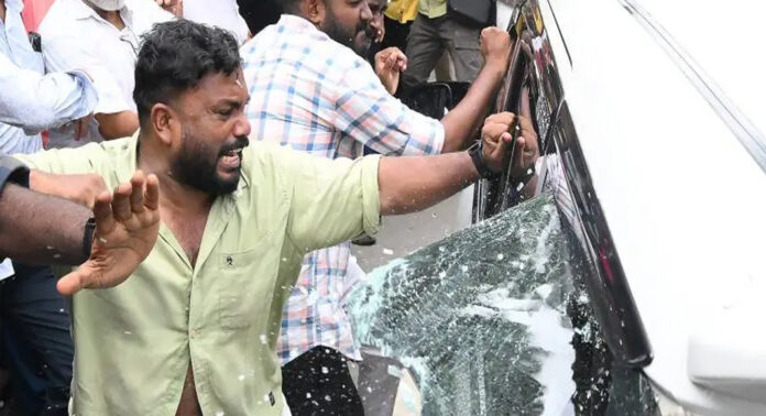 ഇഡി ഉദ്യോഗസ്ഥരെ ആക്രമിച്ച സംഭവം : പ്രതികളുടെ ജാമ്യം റദ്ദാക്കണമെന്ന് ആവശ്യം ഇഡി ഉദ്യോഗസ്ഥരെ ആക്രമിച്ച സംഭവം : പ്രതികളുടെ ജാമ്യം റദ്ദാക്കണമെന്ന് ആവശ്യം