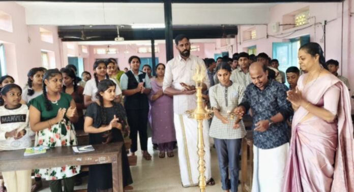 ഇടക്കുളം ഗുരുകുലം ഹയർസെക്കന്ററി സ്കൂളിൽ ‘പുസ്തകവായന അഥവാ ഒരു കരിമീൻ ഫ്രൈ’ ഇടക്കുളം ഗുരുകുലം ഹയർസെക്കന്ററി സ്കൂളിൽ ‘പുസ്തകവായന അഥവാ ഒരു കരിമീൻ ഫ്രൈ’