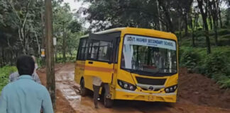 ചിറ്റാര് ഈട്ടിച്ചുവട്ടില് സ്കൂള് ബസ് ചെളിയില് കുടുങ്ങി