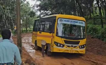 ചിറ്റാര് ഈട്ടിച്ചുവട്ടില് സ്കൂള് ബസ് ചെളിയില് കുടുങ്ങി