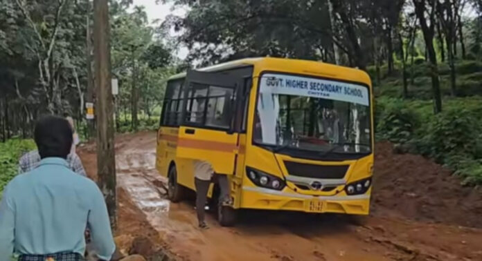 ചിറ്റാര് ഈട്ടിച്ചുവട്ടില് സ്കൂള് ബസ് ചെളിയില് കുടുങ്ങി ചിറ്റാര് ഈട്ടിച്ചുവട്ടില് സ്കൂള് ബസ് ചെളിയില് കുടുങ്ങി