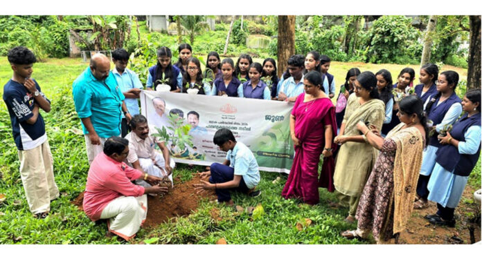 ഇടപ്പരിയാരം എസ്എൻഡിപി ഹൈസ്കൂളില് പരിസ്ഥിതി ദിനാചരണവും ഫലവൃക്ഷ തൈ നടീലും നടത്തി ഇടപ്പരിയാരം എസ്എൻഡിപി ഹൈസ്കൂളില് പരിസ്ഥിതി ദിനാചരണവും ഫലവൃക്ഷ തൈ നടീലും നടത്തി