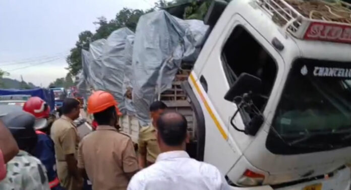 മണ്ണാറക്കുളഞ്ഞിയില് വിറക് കയറ്റി വന്ന ലോറിയില് തീ പിടുത്തം ; അപകടം ഒഴിവായത് തലനാരിഴയ്ക്ക് മണ്ണാറക്കുളഞ്ഞിയില് വിറക് കയറ്റി വന്ന ലോറിയില് തീ പിടുത്തം ; അപകടം ഒഴിവായത് തലനാരിഴയ്ക്ക്