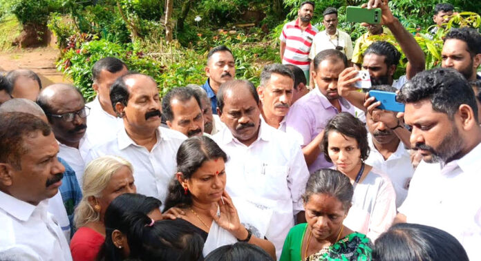 മന്ത്രി ബിന്ദുകൃഷ്ണ ഗവിയിൽ കൊല്ലപ്പെട്ട മേനകയുടെ കുടുംബാംഗങ്ങളെ സന്ദർശിച്ചു മന്ത്രി ബിന്ദുകൃഷ്ണ ഗവിയിൽ കൊല്ലപ്പെട്ട മേനകയുടെ കുടുംബാംഗങ്ങളെ സന്ദർശിച്ചു