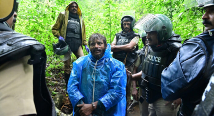 ഗവി കൊലപാതകം – പ്രതിയുമായി തെളിവെടുപ്പ് നടത്തി ; കൊല്ലപ്പെട്ട സ്ത്രീയുടെ മൊബൈൽ ഫോണും സ്വർണാഭരണങ്ങളും കണ്ടെടുത്തു ഗവി കൊലപാതകം – പ്രതിയുമായി തെളിവെടുപ്പ് നടത്തി ; കൊല്ലപ്പെട്ട സ്ത്രീയുടെ മൊബൈൽ ഫോണും സ്വർണാഭരണങ്ങളും കണ്ടെടുത്തു