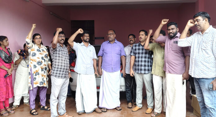 മാനദണ്ഡങ്ങള്ക്ക് വിരുദ്ധമായി സ്ഥലംമാറ്റങ്ങള് : ജോയിന്റ് കൗണ്സിലിന്റെ നേതൃത്വത്തില് പ്രതിഷേധ മാര്ച്ച് നടത്തി മാനദണ്ഡങ്ങള്ക്ക് വിരുദ്ധമായി സ്ഥലംമാറ്റങ്ങള് : ജോയിന്റ് കൗണ്സിലിന്റെ നേതൃത്വത്തില് പ്രതിഷേധ മാര്ച്ച് നടത്തി