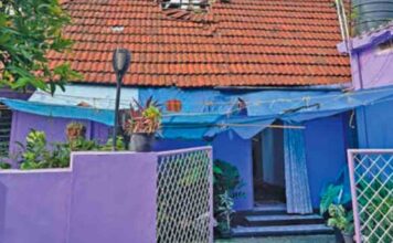 വിമാനം താഴ്ന്നുപറന്നതിനെ തുടർന്ന് മേൽക്കൂര തകർന്ന വീടിന്റെ ഉടമസ്ഥൻ കടുത്ത പ്രതിസന്ധിയിൽ