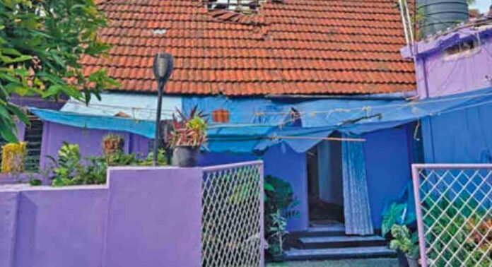 വിമാനം താഴ്ന്നുപറന്നതിനെ തുടർന്ന് മേൽക്കൂര തകർന്ന വീടിന്റെ ഉടമസ്ഥൻ കടുത്ത പ്രതിസന്ധിയിൽ വിമാനം താഴ്ന്നുപറന്നതിനെ തുടർന്ന് മേൽക്കൂര തകർന്ന വീടിന്റെ ഉടമസ്ഥൻ കടുത്ത പ്രതിസന്ധിയിൽ
