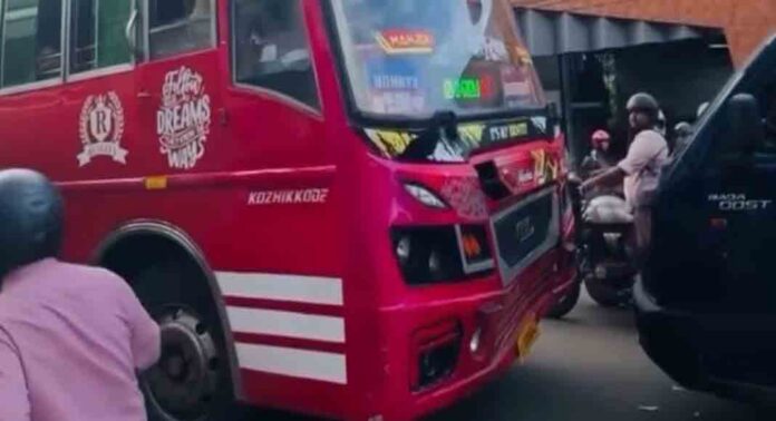 ഗതാഗതക്കുരുക്കിനിടെ സ്വകാര്യ ബസ് പിക്കപ്പില് ഇടിപ്പിച്ച സംഭവം ; ഡ്രൈവറുടെ ലൈസൻസ് 6മാസത്തേക്ക് സസ്പെൻഡ് ചെയ്തു ഗതാഗതക്കുരുക്കിനിടെ സ്വകാര്യ ബസ് പിക്കപ്പില് ഇടിപ്പിച്ച സംഭവം ; ഡ്രൈവറുടെ ലൈസൻസ് 6മാസത്തേക്ക് സസ്പെൻഡ് ചെയ്തു