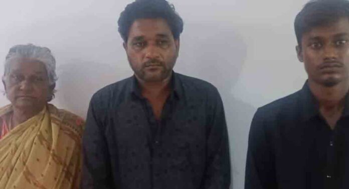 മുക്കുപണ്ടം സ്വർണമാണെന്ന് വിശ്വസിപ്പിച്ച് യുവാവിൽനിന്ന് 10 ലക്ഷം തട്ടി ; വയോധിക ഉൾപ്പെടെ മൂന്നുപേർ പിടിയിൽ മുക്കുപണ്ടം സ്വർണമാണെന്ന് വിശ്വസിപ്പിച്ച് യുവാവിൽനിന്ന് 10 ലക്ഷം തട്ടി ; വയോധിക ഉൾപ്പെടെ മൂന്നുപേർ പിടിയിൽ