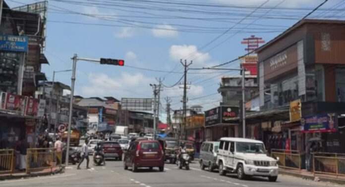കോന്നിയില് ഗതാഗതക്കുരുക്ക് പരിഹരിക്കാന് സ്ഥാപിച്ച സിഗ്നല് സംവിധാനം അശാസ്ത്രീയമെന്ന് യാത്രക്കാര് കോന്നിയില് ഗതാഗതക്കുരുക്ക് പരിഹരിക്കാന് സ്ഥാപിച്ച സിഗ്നല് സംവിധാനം അശാസ്ത്രീയമെന്ന് യാത്രക്കാര്