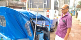 കോന്നി കൂടലിൽ നിർത്തിയിട്ടിരുന്ന ഇലക്ട്രിക് ഓട്ടോയിലേക്ക് മിനി ബസ് ഇടിച്ചുകയറി; പത്ര ഏജന്റ് രക്ഷപെട്ടത് തലനാരിഴയ്ക്ക്