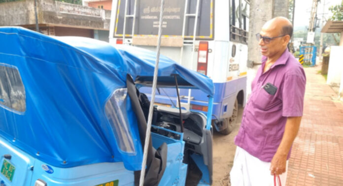 കോന്നി കൂടലിൽ നിർത്തിയിട്ടിരുന്ന ഇലക്ട്രിക് ഓട്ടോയിലേക്ക് മിനി ബസ് ഇടിച്ചുകയറി; പത്ര ഏജന്റ് രക്ഷപെട്ടത് തലനാരിഴയ്ക്ക് കോന്നി കൂടലിൽ നിർത്തിയിട്ടിരുന്ന ഇലക്ട്രിക് ഓട്ടോയിലേക്ക് മിനി ബസ് ഇടിച്ചുകയറി; പത്ര ഏജന്റ് രക്ഷപെട്ടത് തലനാരിഴയ്ക്ക്