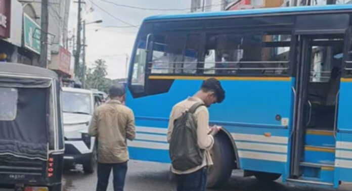 കോഴഞ്ചേരി വണ്വേയില് അനധികൃത കാര് പാര്ക്കിംഗ് : മണിക്കൂറുകള് നീണ്ട ഗതാഗതക്കുരുക്കില് വലഞ്ഞ് യാത്രക്കാര് കോഴഞ്ചേരി വണ്വേയില് അനധികൃത കാര് പാര്ക്കിംഗ് : മണിക്കൂറുകള് നീണ്ട ഗതാഗതക്കുരുക്കില് വലഞ്ഞ് യാത്രക്കാര്