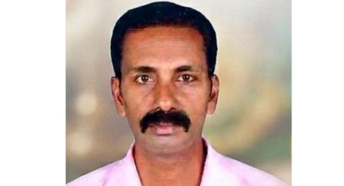 റാന്നിയില് കെ.എസ്.ഇ.ബി ജീവനക്കാരൻ ഡ്യൂട്ടിക്കിടെ കുഴഞ്ഞുവീണ് മരിച്ചു റാന്നിയില് കെ.എസ്.ഇ.ബി ജീവനക്കാരൻ ഡ്യൂട്ടിക്കിടെ കുഴഞ്ഞുവീണ് മരിച്ചു 