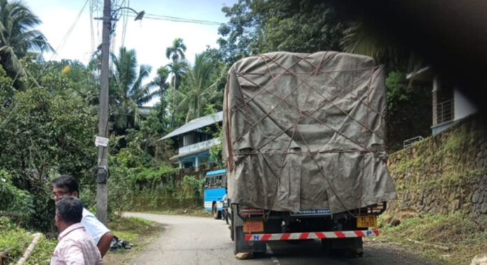 ഡീസല് തീര്ന്ന ലോറി വഴിയില് ഉപേക്ഷിച്ച് ഡ്രൈവര് കടന്നു കളഞ്ഞു ; തണ്ണിത്തോട് റോഡില് മണിക്കൂറുകള് നീണ്ട ഗതാഗത കുരുക്ക് ഡീസല് തീര്ന്ന ലോറി വഴിയില് ഉപേക്ഷിച്ച് ഡ്രൈവര് കടന്നു കളഞ്ഞു ; തണ്ണിത്തോട് റോഡില് മണിക്കൂറുകള് നീണ്ട ഗതാഗത കുരുക്ക്