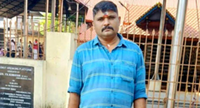 നടുപ്പുണി ചെക്ക് പോസ്റ്റിൽ നിർത്തിയിട്ട ലോറിയിൽ ഡ്രൈവർ തൂങ്ങി മരിച്ച നിലയിൽ : മരിച്ചത് പത്തനാപുരം സ്വദേശി നടുപ്പുണി ചെക്ക് പോസ്റ്റിൽ നിർത്തിയിട്ട ലോറിയിൽ ഡ്രൈവർ തൂങ്ങി മരിച്ച നിലയിൽ : മരിച്ചത് പത്തനാപുരം സ്വദേശി